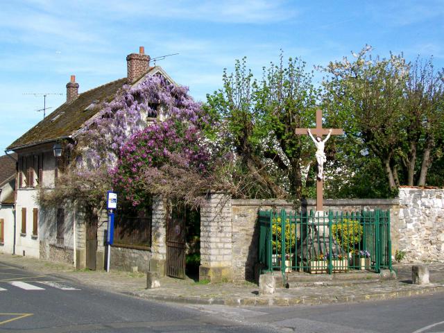 Le carrefour du Christ, sur la rue de Paris en venant de Saint-Witz.