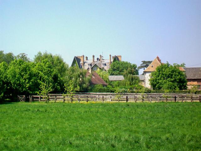 Vue sur le château et la ferme de Bertrandfosse depuis le village. L'allée à gauche est privée, mais la route de Bertrandfosse qui passe…