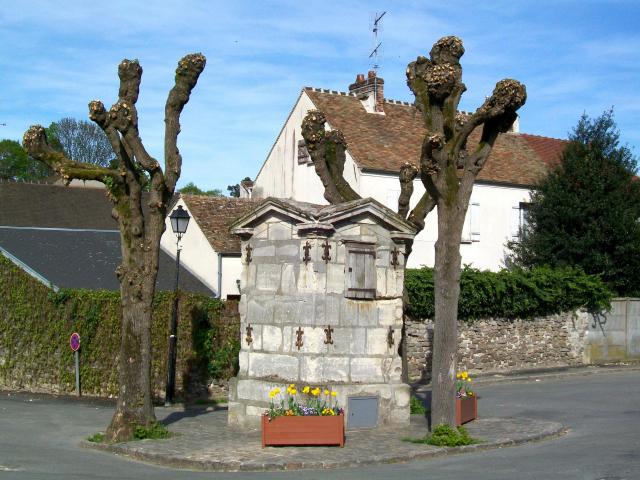 La fontaine de la place de l'église (robinet de l'(autre côté), alimentée par la source de l'Auget, l'une des deux sources de la commune.…