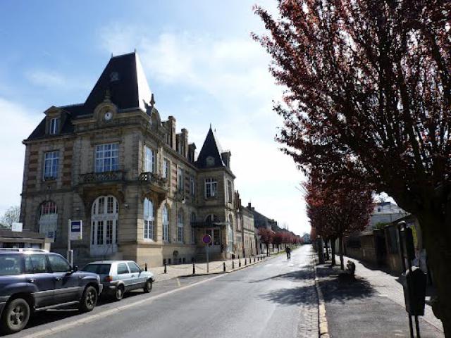 Neuilly en Thelle,l'Hotel de Ville.