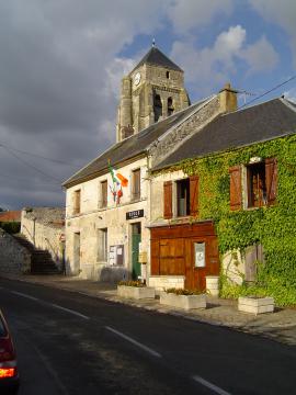 Vue de la mairie de Feigneux ainsi que de son remarquable clocher