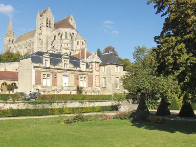 Vue de l'hôtel de ville et de l'abbatiale de Saint-Leu-d'Esserent depuis les jardins de la mairie (Oise)