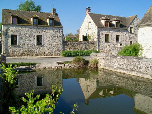 L'abreuvoir en face du château ruiné. En dehors des cours d'eau, les abreuvoirs encore intacts sont devenus très rares.