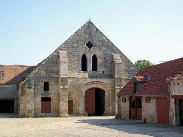 La grange de Fourcheret, écart de La Fontaine-Chaalis ; ancienne grange monastique de l'abbaye de Chaalis. Pignon sud avec l'association…