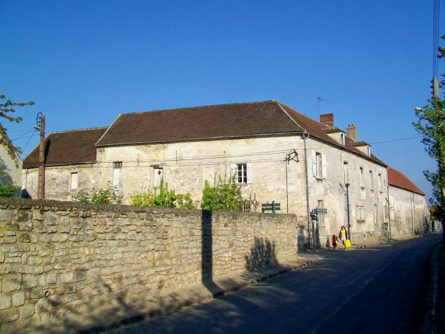 La rue des Tournelles, avec le bâtiment principal d'une ferme.