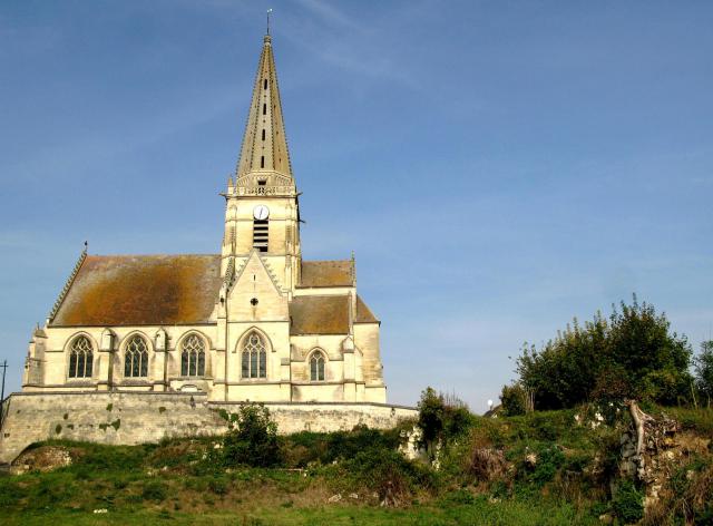 Autrêches (Oise, France) - L'église. La vue sur le flanc Sud de l'église est dégagée. Des traces de constructions en contrebas de…