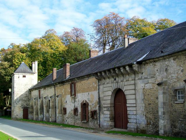 Vue rapprochée des communs, avec le portail donnant accès au domaine de l'ancien château.