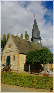 Un banc pour Jean devant l'église de Saint-Arnoult