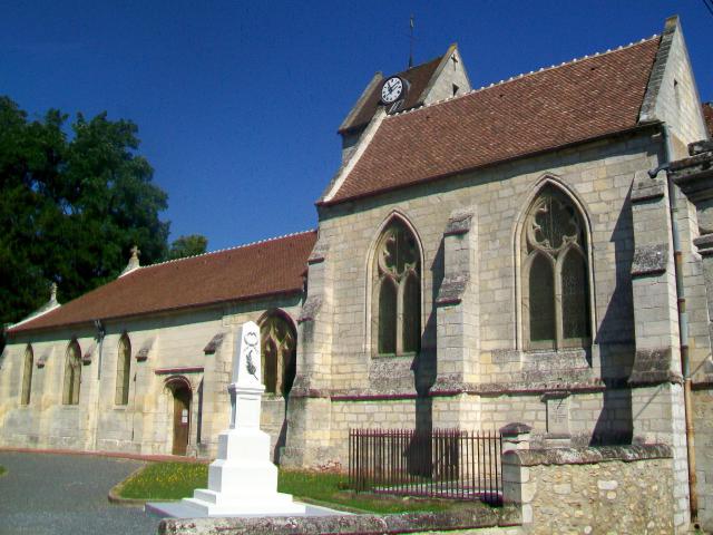 Vue d'ensemble de l'église depuis le sud.