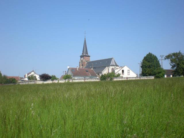 L'église d'étouy depuis les champs