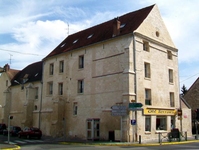 L'ancien prieuré Saint-Nicolas et hôtel-Dieu, à l'angle des rues Saint-Nicolas et de Paris, façades nord et ouest.