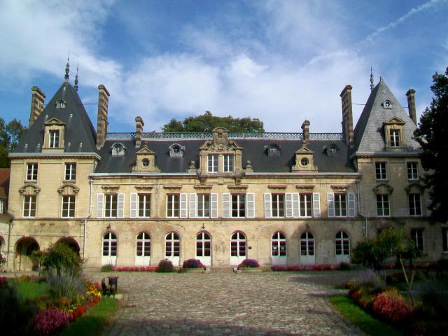 Le château d'Aramont du XVIIe siècle, propriété de la commune ; façade occidentale.