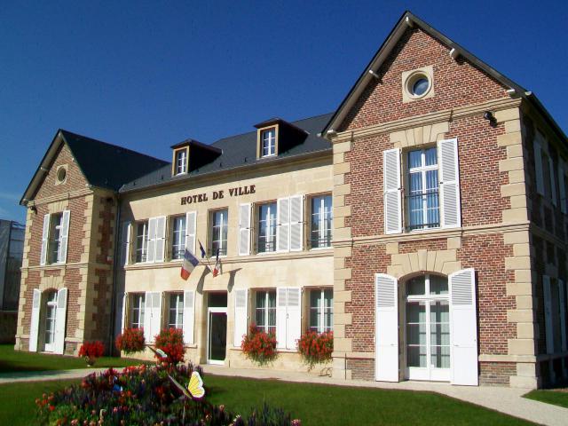 La mairie de Verberie, installée dans l’ancienne prévôté royale du XVIe siècle, rue Juliette-Adam.
