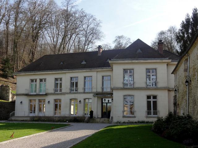 Château de Morainval, façade nord sur la rue.