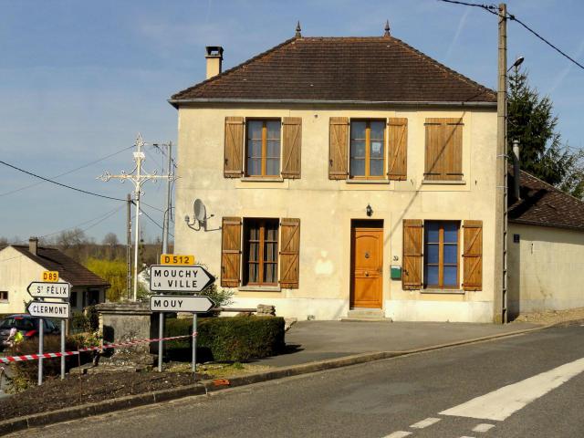 Rue de l'Église, au carrefour avec la rue de Péronne.