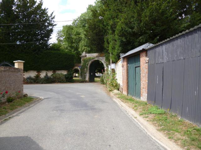 Entrée du château de Beauvoir (Oise).