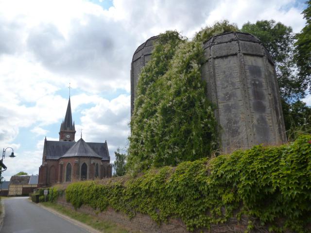 Eglise Saint-Denis et silo, situés à Beauvoir (Oise).