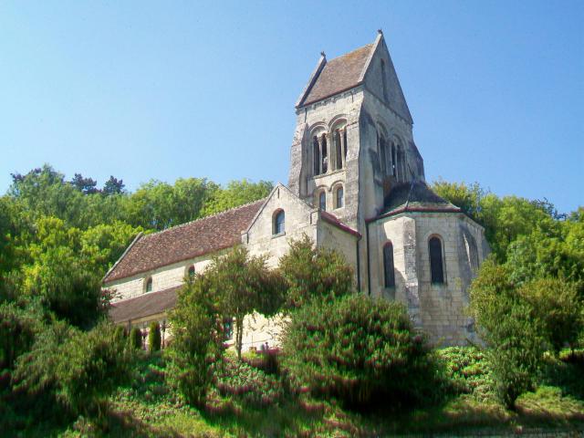 Vue sur l'église depuis l'est, en montant depuis la vallée de l'Automne et depuis le village.