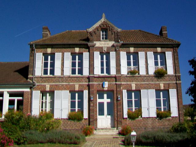 La mairie de Jonquières, rue de l'Archerie, près de l'église.