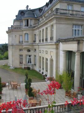 Cour du Château Mont-Royal, à La Chapelle-en-Serval (Oise), France.