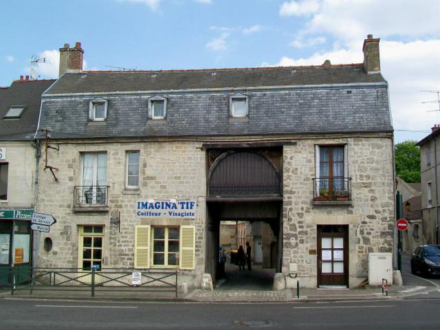 Au XVIIIe siècle, après l'amélioration de la grande route de Paris à Senlis (future RN 17), plusieurs hôtelleries se sont établies à La…