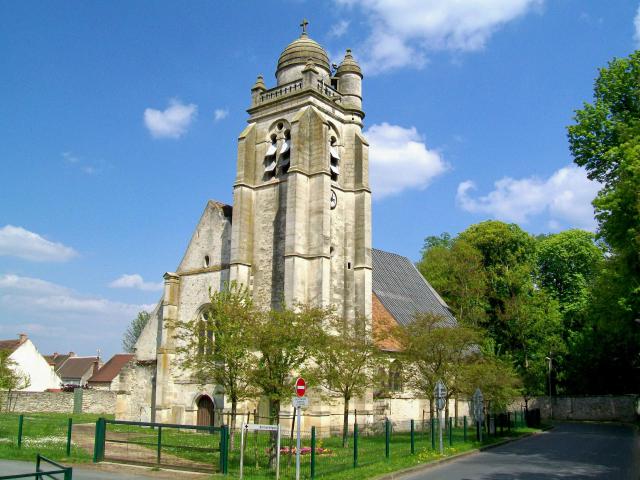L'église Sainte-Trinité de La Chapelle-en-Serval, inscrit Monuments historiques depuis 1949.