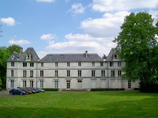 Le vieux château, près de la place Dauphine et de l'église ; à ne pas confondre avec le château Mont-Royal.