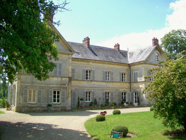 Le manoir Saint-Vincent, de la fin du XVIIIe siècle, réaménagé sous le Second Empire.
