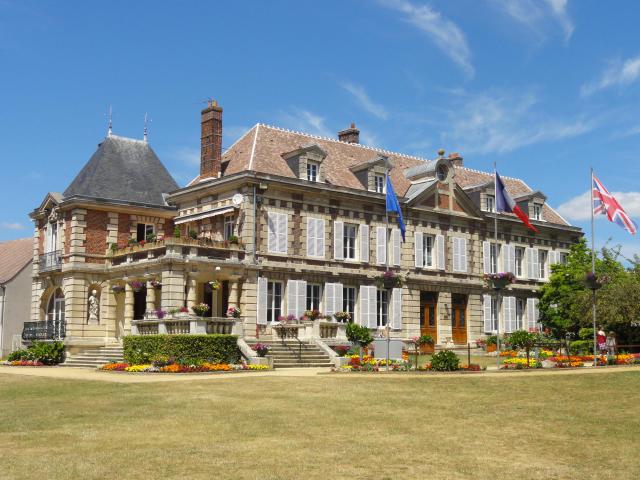 La mairie, 2 rue de l'Aigle, vue depuis l'est.