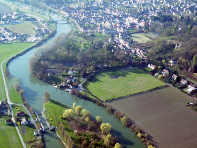 Photo aérienne, vue de l'église, de la mairie et de l'Aisne ainsi que d'une partie de la ville.