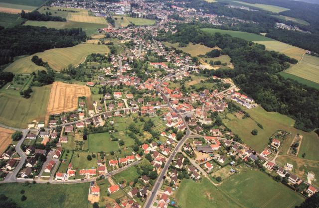Vue d'avion de Mogneville, Canton Canton de Liancourt, Arrondissement de Clermont, Département de Oise, Picardie, France
