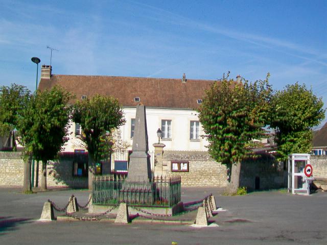 Mairie et monument aux morts, place Henri-Barbusse.
