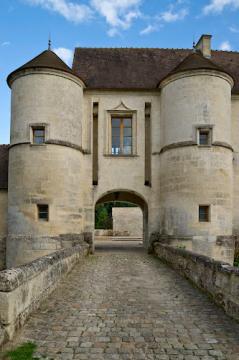 Les tours et le pont levis au Château des Saules à Ansacq