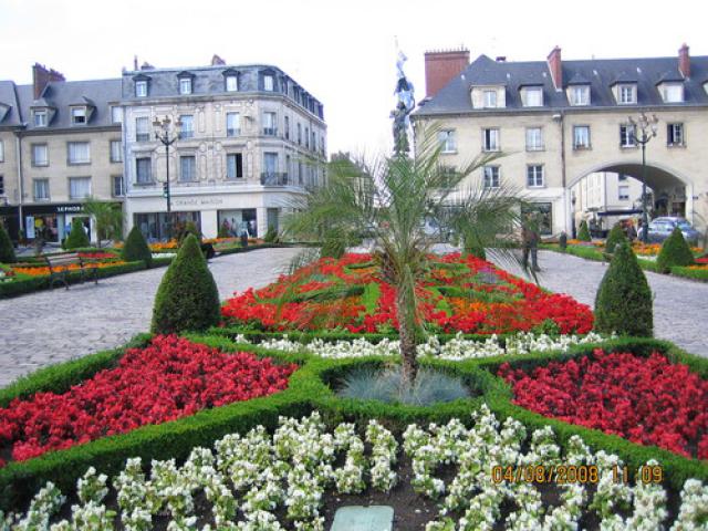 COMPIEGNE-Francia- (Plaza del Ayuntamiento)