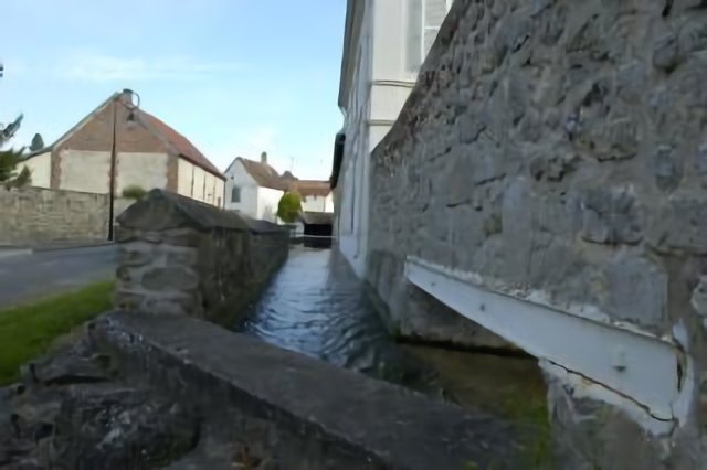 Arrivée d'eau dans le lavoir de Fleury