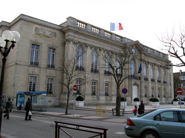 Beauvais (Oise, France) - L'Hôtel-de-ville, vu en débouchant de la rue de la Madeleine sur la place Jeanne Hachette. La voiture qui passe…
