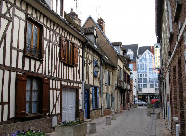 Beauvais (Oise, France) - Maisons anciennes dans la rue d'Alsace.
