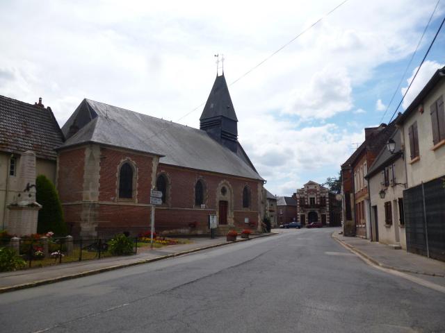 Eglise Saint-Léger et mairie d'Ansauvillers (Oise)