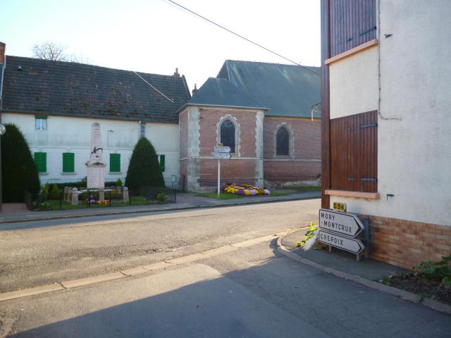 Monument aux morts, dans le village d'Ansauvillers (Oise).