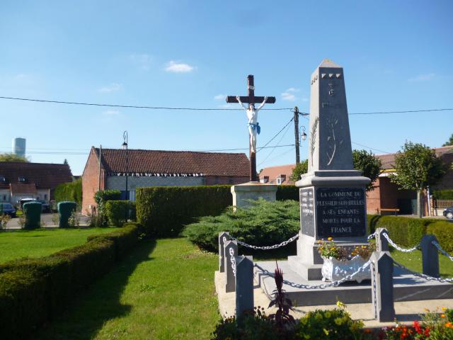 Monument aux morts situé sur la commune du Plessier-sur-Bulles (Oise), avec au second plan, un calvaire, et à l'arrière-plan, le château…