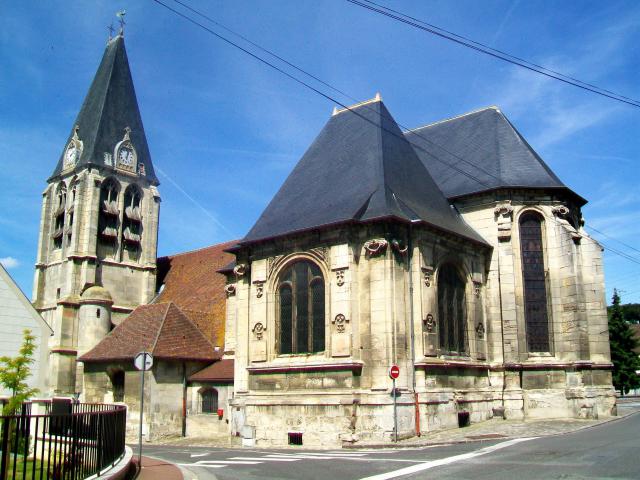 L'église Saint-Martin depuis le sud-est ; transept et chœur Renaissance au premier plan.