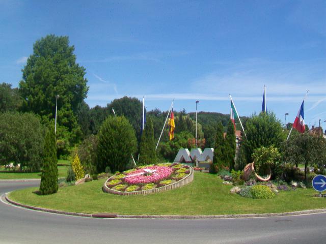 Le rond-point de l'Île-de-France à l'entrée ouest du centre-ville, près du parc et du château.