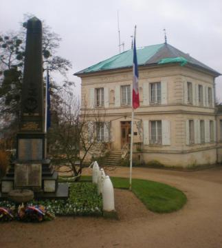 La mairie et le monument aux morts