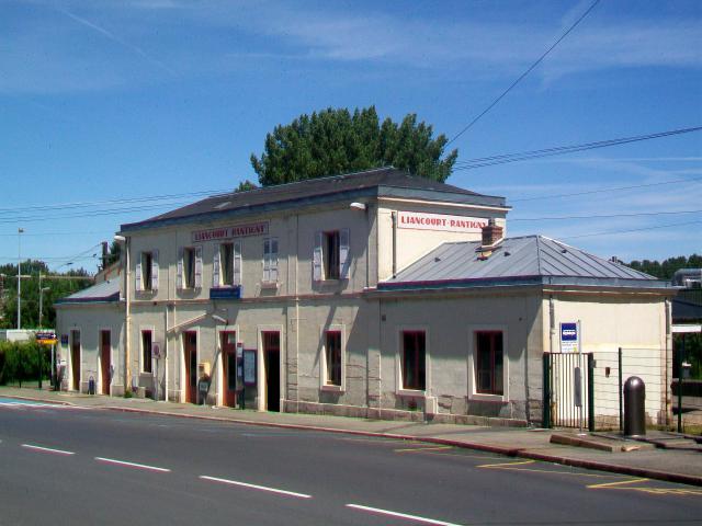 Gare de Liancourt - Rantigny, à Rantigny, département de l'Oise, France : vue de la façade du bâtiment voyageurs, sur la place de la gare…
