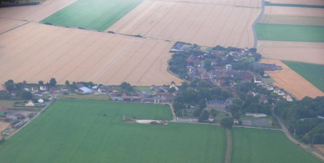 Vue aérienne de la commune de Nivillers (Oise)