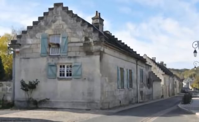 Chelles, la rue du Pont à l'entrée du village