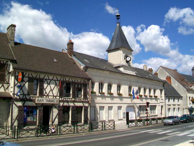 Auberge et mairie (construite en 1847), rue du général de Gaulle (D 1017).