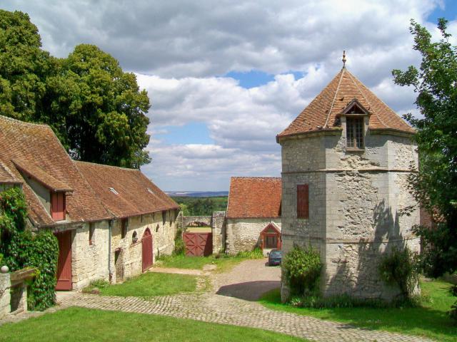 Ferme des Moutons blancs, ancienne ferme du prieuré Saint-Christophe de 1764, avec le remarquable colombier du Roy.