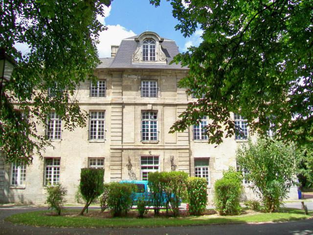 La façade est du château de Saint-Christophe de 1764, à l'emplacement du logis du prieuré, sur la cour.