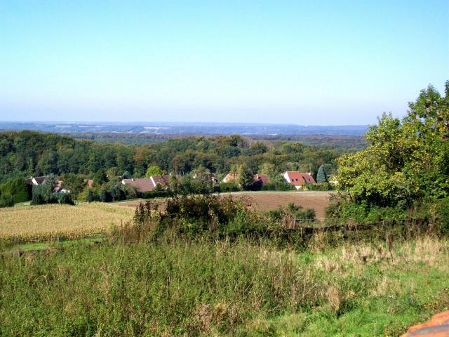 Vue sur les premières maisons de Fleurines depuis la butte de Saint-Christophe. Le centre ancien du village est situé derrière la pente…